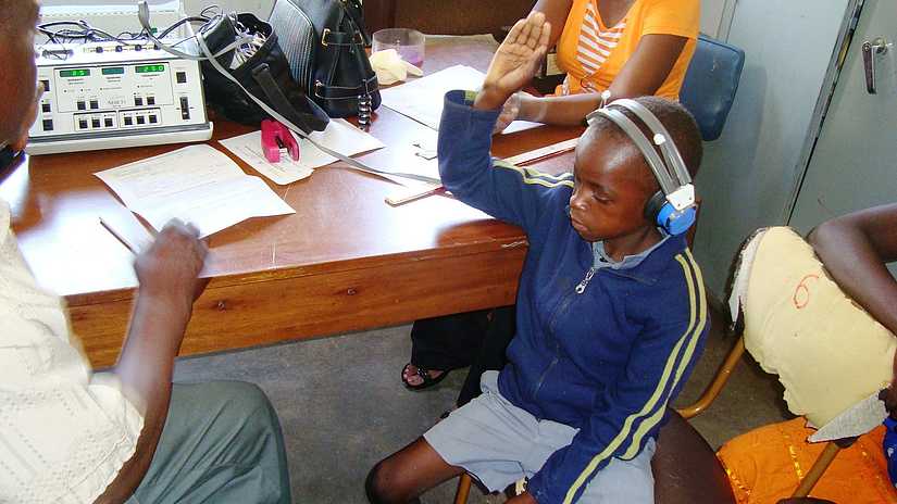 Aiutare i bambini con handicap uditivi in Guinea Bissau