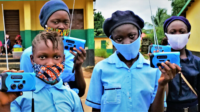 Le radio a carica solare aiutano migliaia di ragazze in Sierra Leone a proseguire con i loro studi durante la pandemia
