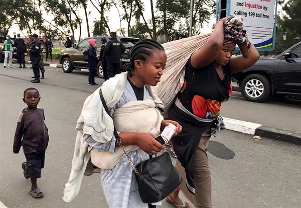 Emergenza: Migliaia di persone fuggono dalla Repubblica Democratica del Congo al Ruanda dopo che un’eruzione vulcanica e un terremoto hanno colpito il paese in meno di una settimana