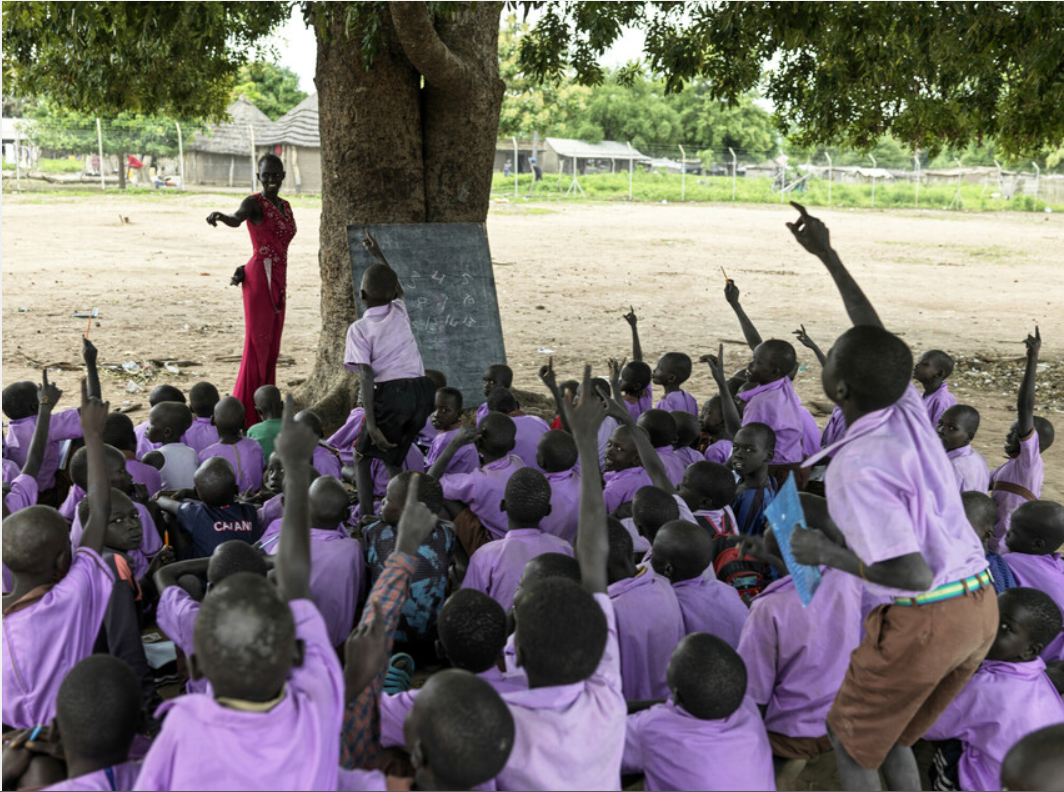 Plan International Lancia un Allarme Globale: 72 Milioni di Bambini Fuori Dalle Aule in Situazioni di Emergenza, Con una Percentuale Preoccupante di Bambine
