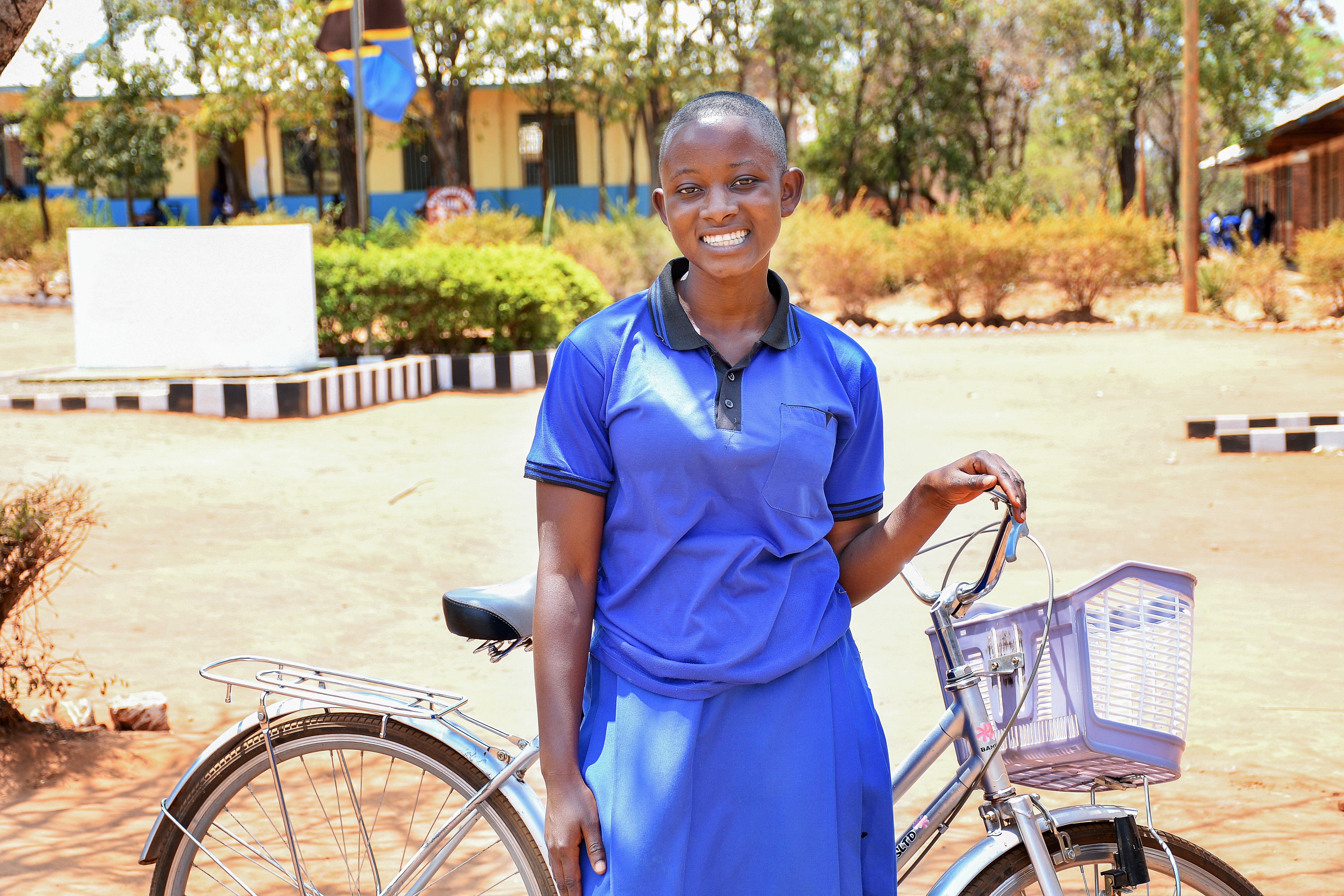 Ragazze in bicicletta per un futuro più luminoso in Tanzania