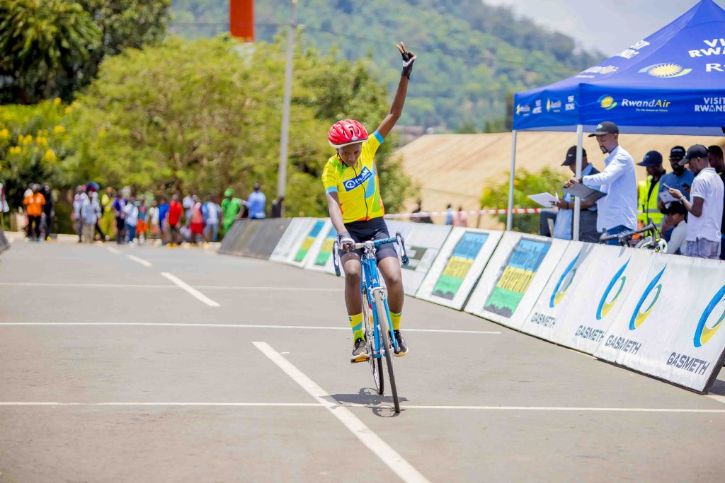 Le ragazze mostrano impressionanti abilità ciclistiche alla Rwanda Youth Racing Cup