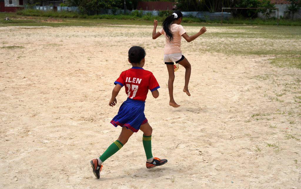 Il campionato di calcio della comunità pone l’uguaglianza di genere come obiettivo