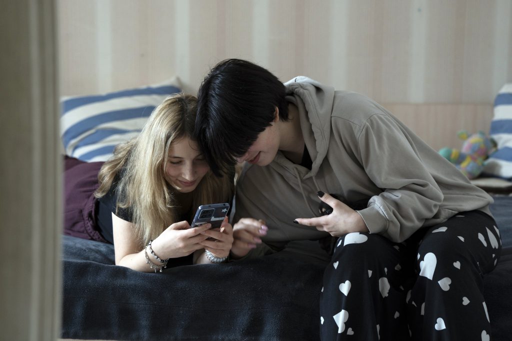 Le ragazze adolescenti ucraine soffrono la perdita di istruzione e di salute mentale a causa della guerra