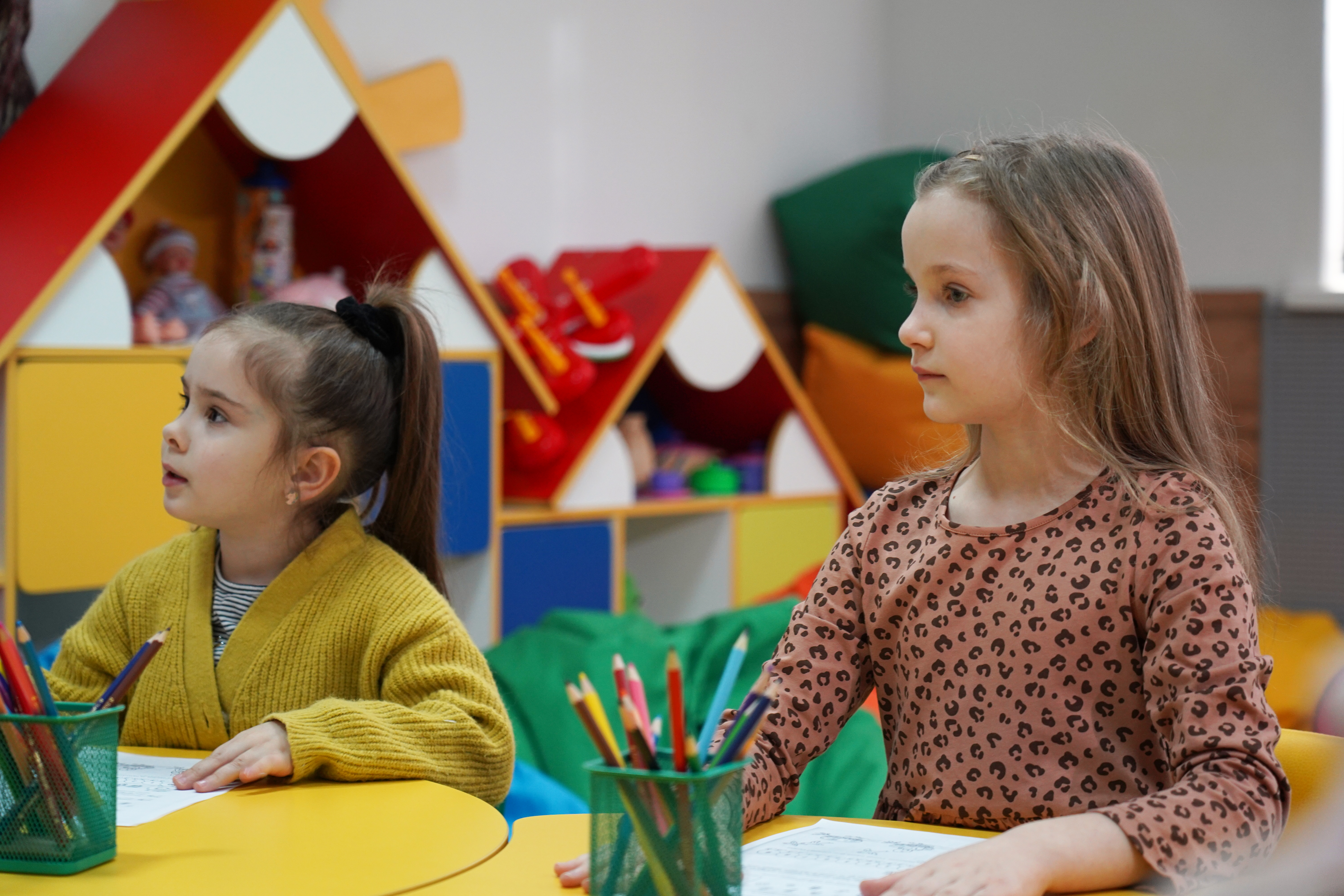 Un attacco con droni distrugge una scuola per l’infanzia a Kharkiv, Ucraina