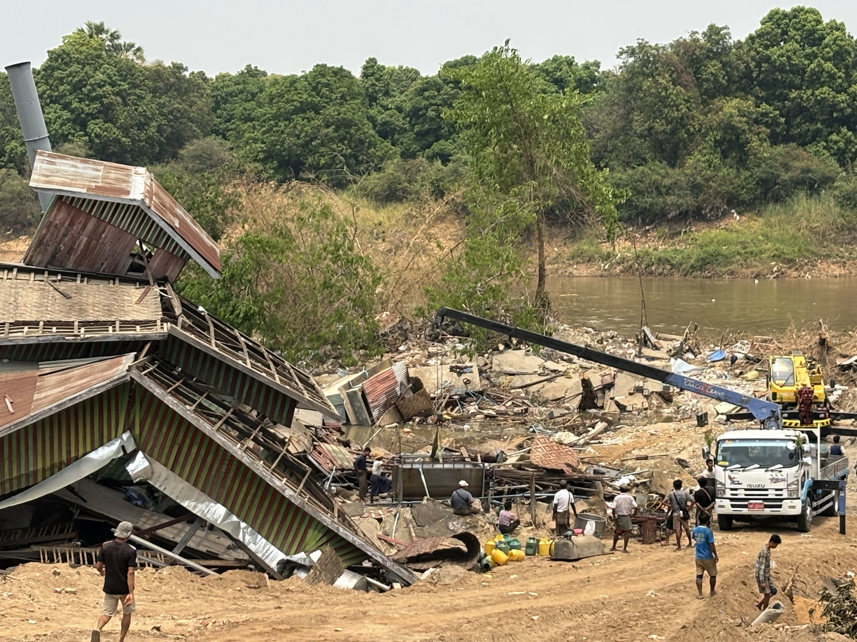 A un anno dal terremoto in Myanmar, migliaia di ragazze e donne sono ancora in pericolo mentre la ricostruzione procede a rilento