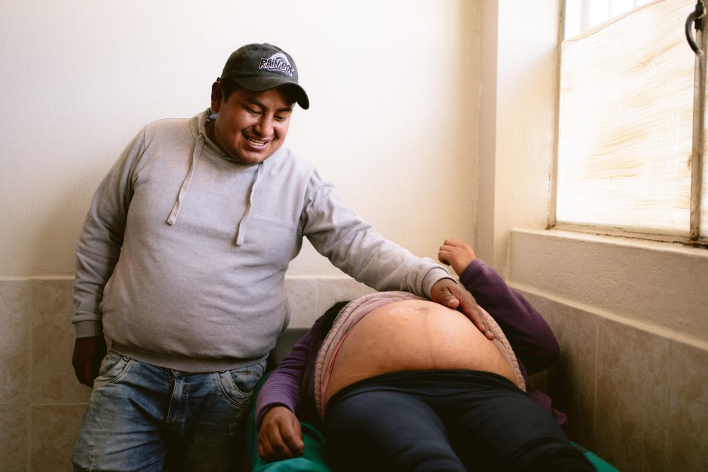 Papà che si preoccupano: Ridefinire la paternità in Ecuador