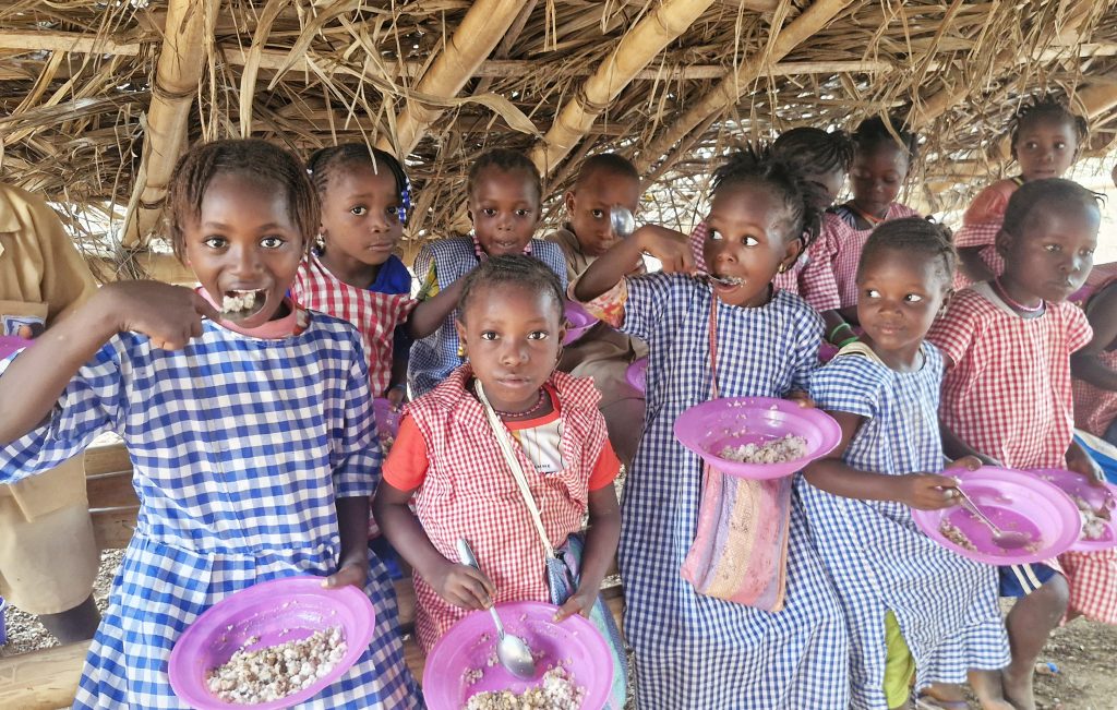 In Guinea, i pasti scolastici aiutano i bambini a restare in classe