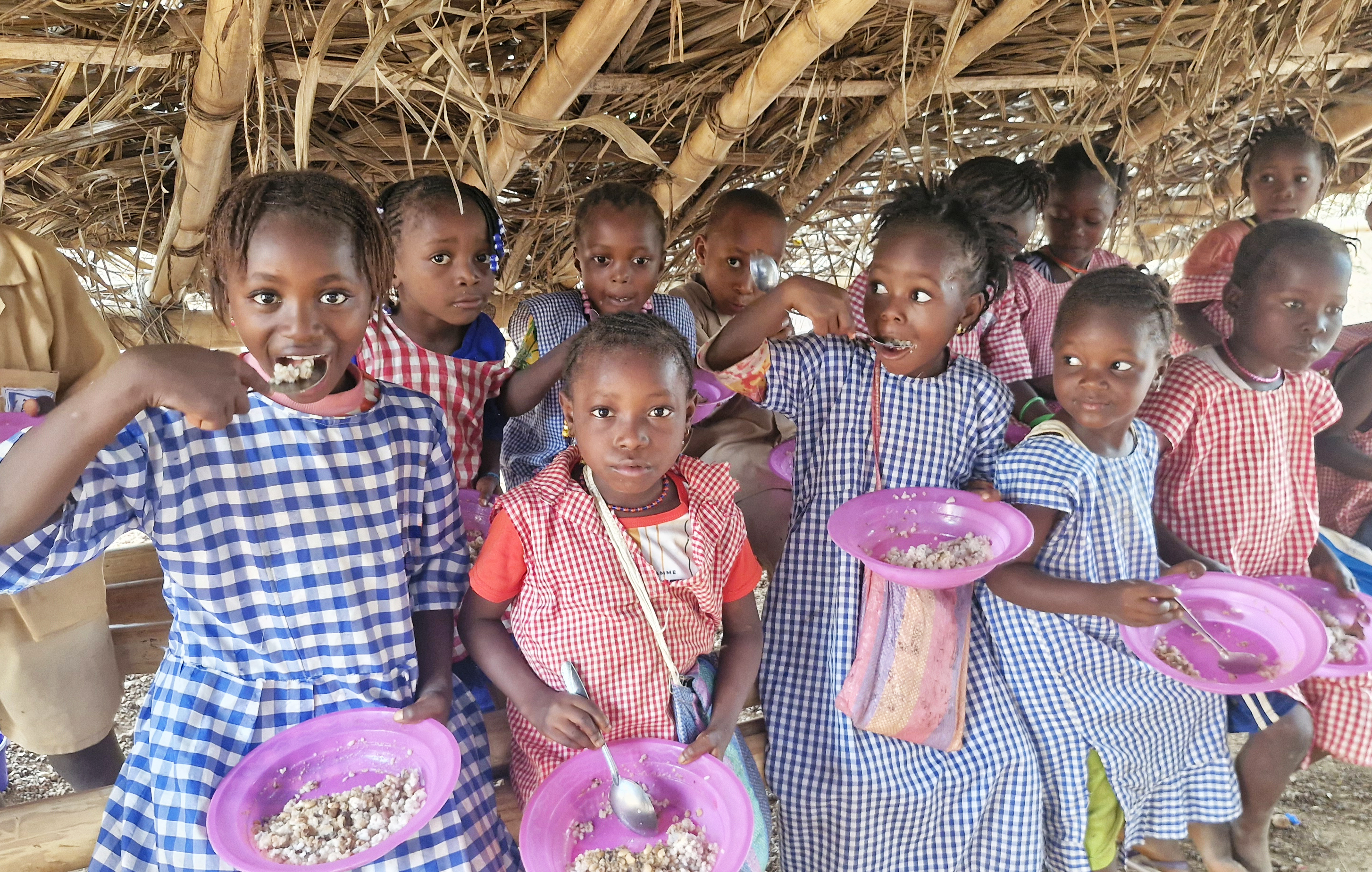 In Guinea, i pasti scolastici aiutano i bambini a restare in classe In Guinea, i pasti scolastici aiutano i bambini a restare in classe