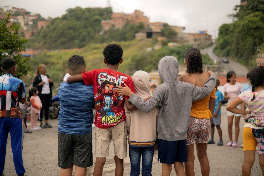A un mese dai terremoti, i bambini e le bambine colpiti in Venezuela subiscono gravi conseguenze sulla loro salute mentale. A un mese dai terremoti, i bambini e le bambine colpiti in Venezuela subiscono gravi conseguenze sulla loro salute mentale.