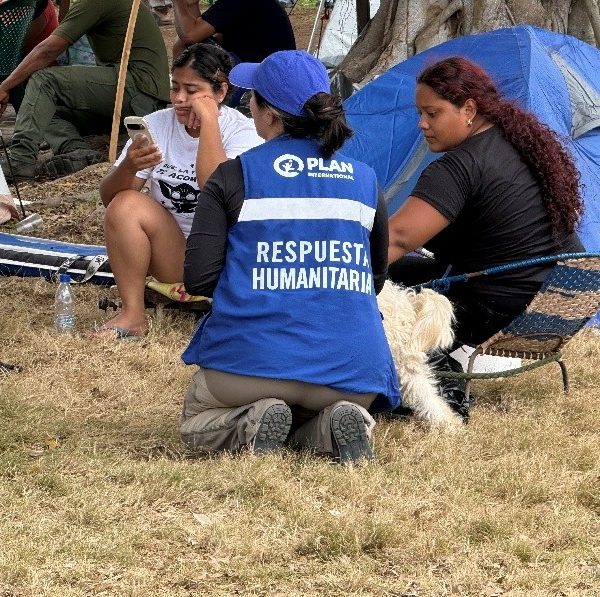 A un mese dal terremoto in Venezuela, bambine e ragazze affrontano un rischio crescente di violenza e sfruttamento nei campi