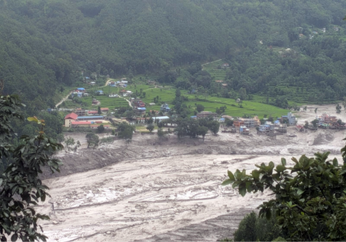 Comunità isolate e studenti intrappolati nelle scuole dopo le devastanti alluvioni in Nepal